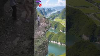 Download lagu Melihat pemandangan gunung indah dari atas bukit mp3 Download lagu Melihat pemandangan gunung indah dari atas bukit mp3