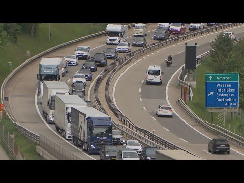 Wassen UR: Auffahrtsausflügler stehen am Gotthard im Stau