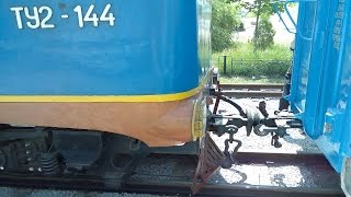 preview picture of video 'Как цепляют вагоны на детской железной дороге Запорожья, локомотив ТУ2-144'