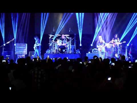 Los Enanitos Verdes  - Aun sigo cantando