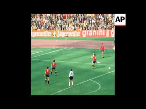 SYND 23 5 76 FOOTBALL MATCH WEST GERMANY V SPAIN