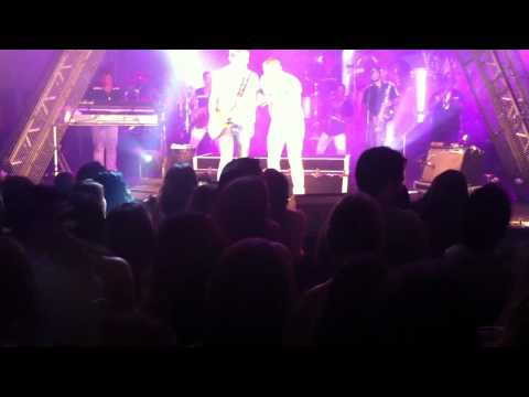 Banda Oito7Nove4 - Tá a fim de namorar.MOV