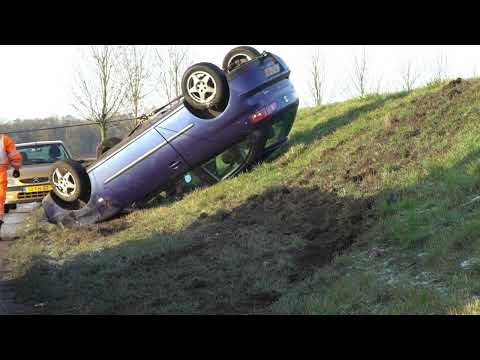 Gladheid: Auto over de kop op Lage Steenweg Deventer