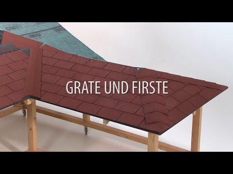 Montage von First- und Gratschindeln bei einem Schindeldach