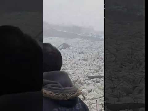 Gheața a acaparat la Cociu terenul folosit de o firmă de construcții și a „înghițit” un autoturism