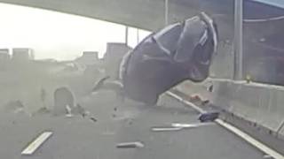 [閒聊] 內線並排車輛無碰撞事故翻滾4圈