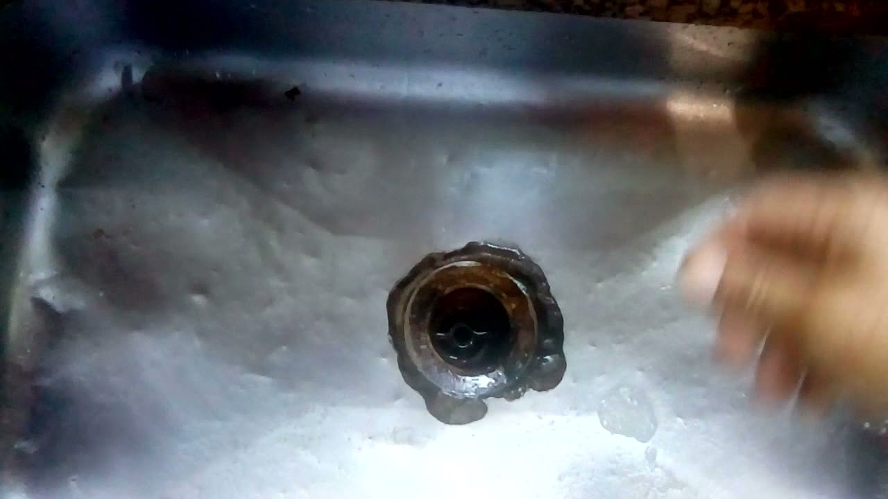 como desentupir a pia de cozinha com soda cáustica