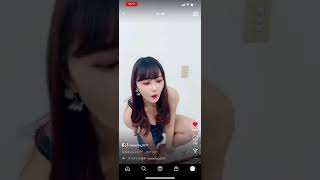 谷間、見えてますよ！