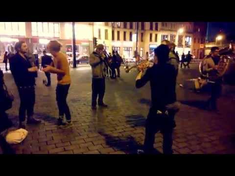 CIELO-FACCIO ORKESTAR in Hackescher Markt. DoMiSol-Sem Sorok. Street Performance with Groove