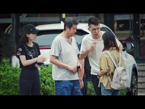 女生為攀比向窮父親要新手機，路人：他把一切都給你了還想怎樣！