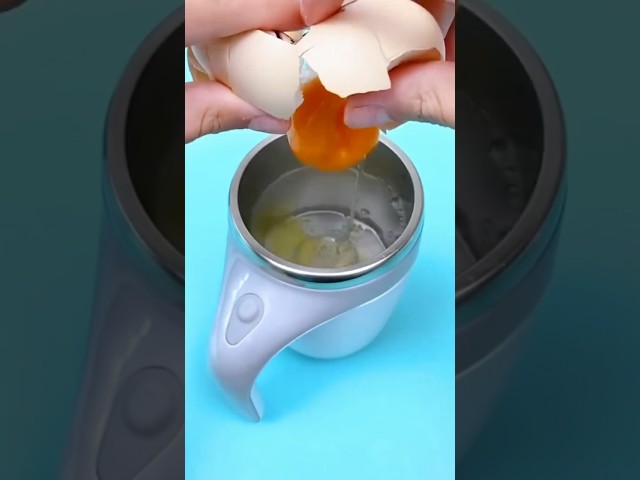 Vídeo relacionado con Taza termocromática de 325 ml con diseño de luces de Navidad, reutilizable para café y té con leche, Protector superficial incluido, elimina burbujas al quitarlo