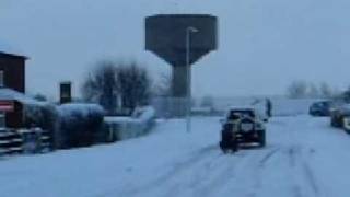 preview picture of video 'CASTLEFORD SLEDGE PULLING - LAND ROVER'