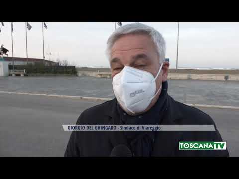 2021-01-30 VIAREGGIO - ALZABANDIERA SIMBOLICO PER IL CARNEVALE CHE NON C'È