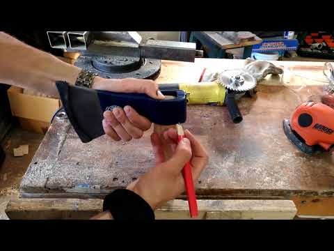 Fitting an axe handle to an hatchet head