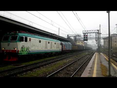 TIGRE E.652-037 CON CARRI CHIUSI PER COILS  TRANSITA IN STAZIONE A CREMONA. 25 - 11 - 2017