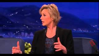 Jane Lynch canta &#39;&#39;Super Bass&#39;&#39; de Nicki Minaj en Tonight Show with Connan O&#39;Brien.