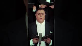A young #Pavarotti singing in Verdi&#39;s Requiem at Teatro alla Scala in Milan, 1967. 🌹
