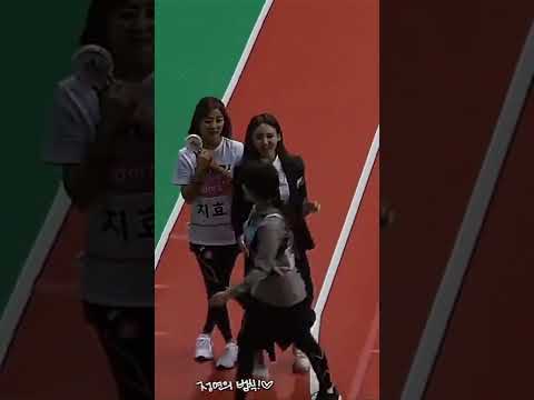 this is how besties say hi 😂😂#twice#redvelvet#nayeon#yeri#kpop#shorts#fypシ