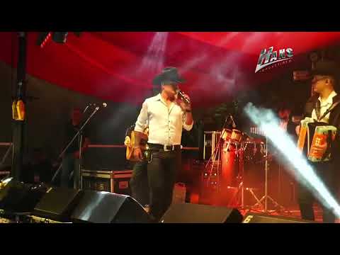 ¡ESTAMOS EN VIVO desde el Festival del Soltero en Chaguaní, Cundinamarca! En tarima Grupo Dominio