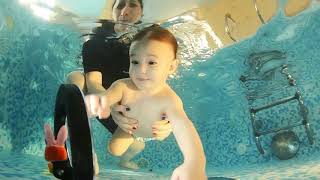 Обучение плаванию в бассейне семейной гостиницы Альфа