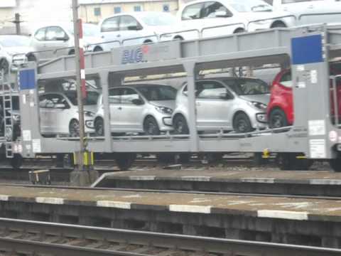 Průjezd nákladního vlaku ve stanici Ústí nad Labem-Střekov