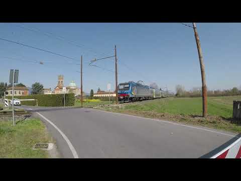 Transito Vivalto con doppia di E464 al Passaggio a livello di Via della Chiesa lato Sud #1