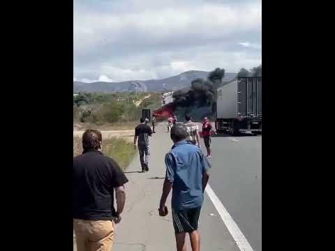 BR-116 é interditada após duas carretas colidirem em Milagres na Bahia