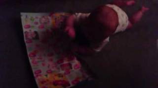 Annalena beim Krabbeln