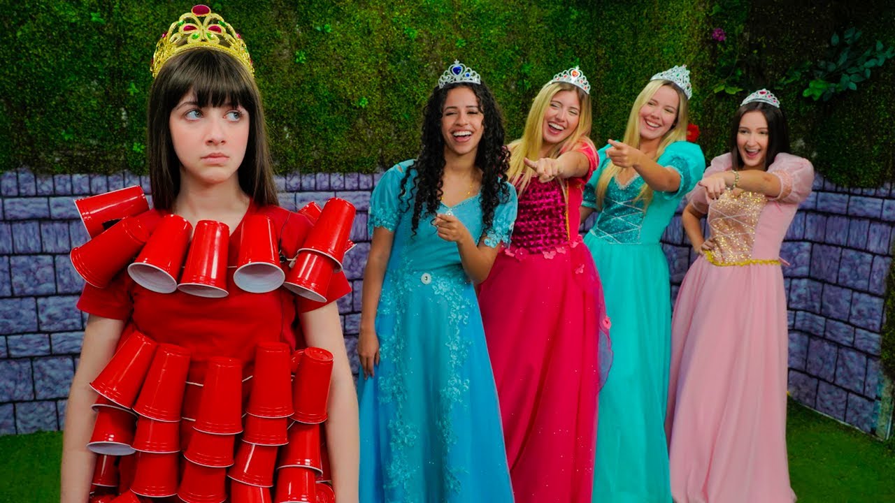 GIOVANNA FAZ SEU PRÓPRIO VESTIDO DE PRINCESA PRA FESTA !!! (COM MATERIAL RECICLÁVEL)