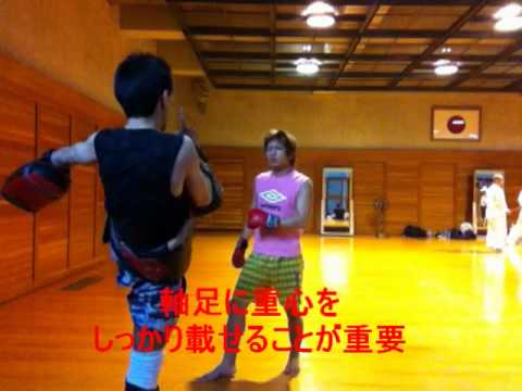 蹴りのポイント「軸足に重心を載せる」