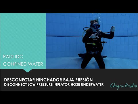 Desconectar el hinchador de baja presión. Disconnect low pressure inflator hose underwater.