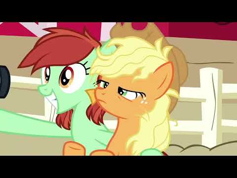 MLP - Candy Apples taking a picture with Applejack (S7E14)