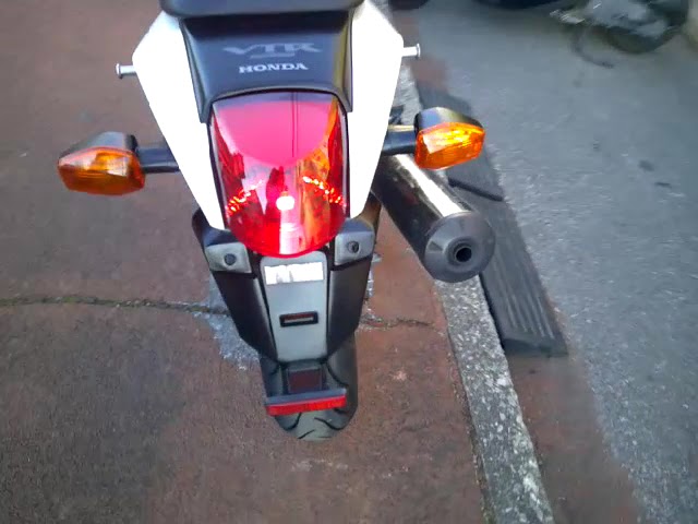 NO.5648　ＶＴＲ２５０　水冷４サイクルＶツイン２５０ｃｃ　ＦＩ車　ホワイト　☆彡 ホンダ VTR250 水冷Vツインエンジン フューエル