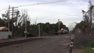 preview picture of video 'Amtrak Shuttle 475 Flies Through Wallingford, CT 10-9-13'