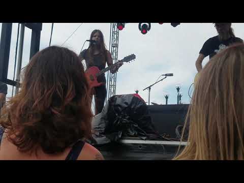 Sarah Shook- Nothin' Feels Right But Doin' Wrong @ Blue Ox 2019