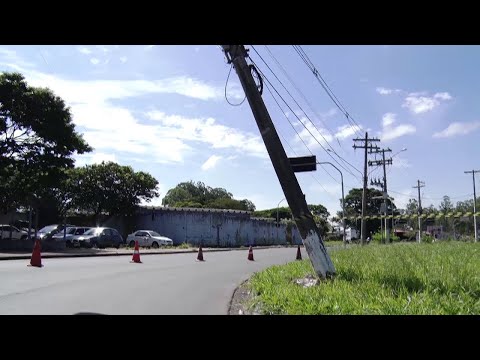 Motorista provoca acidente e derruba postes na região do Jardim América