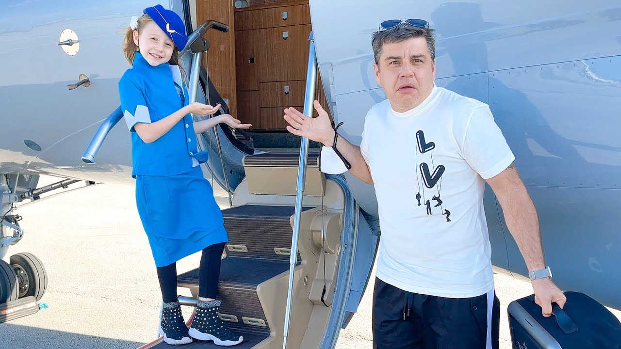 Настя бортпроводница в самолете. Nastya pretends to be a flight attendant for dad on the plane