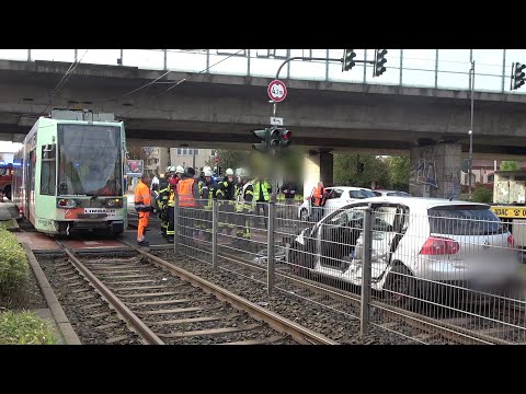 Straßenbahn kollidiert mit PKW - 4 Verletzte in Bonn-Castell am 15.10.22