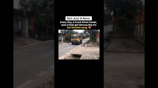 Download lagu Setiap hari, seorang pengemudi truk membunyikan klakson, dan seorang gadis kecil menari seolah itu lagu favoritnya. ❤️ mp3