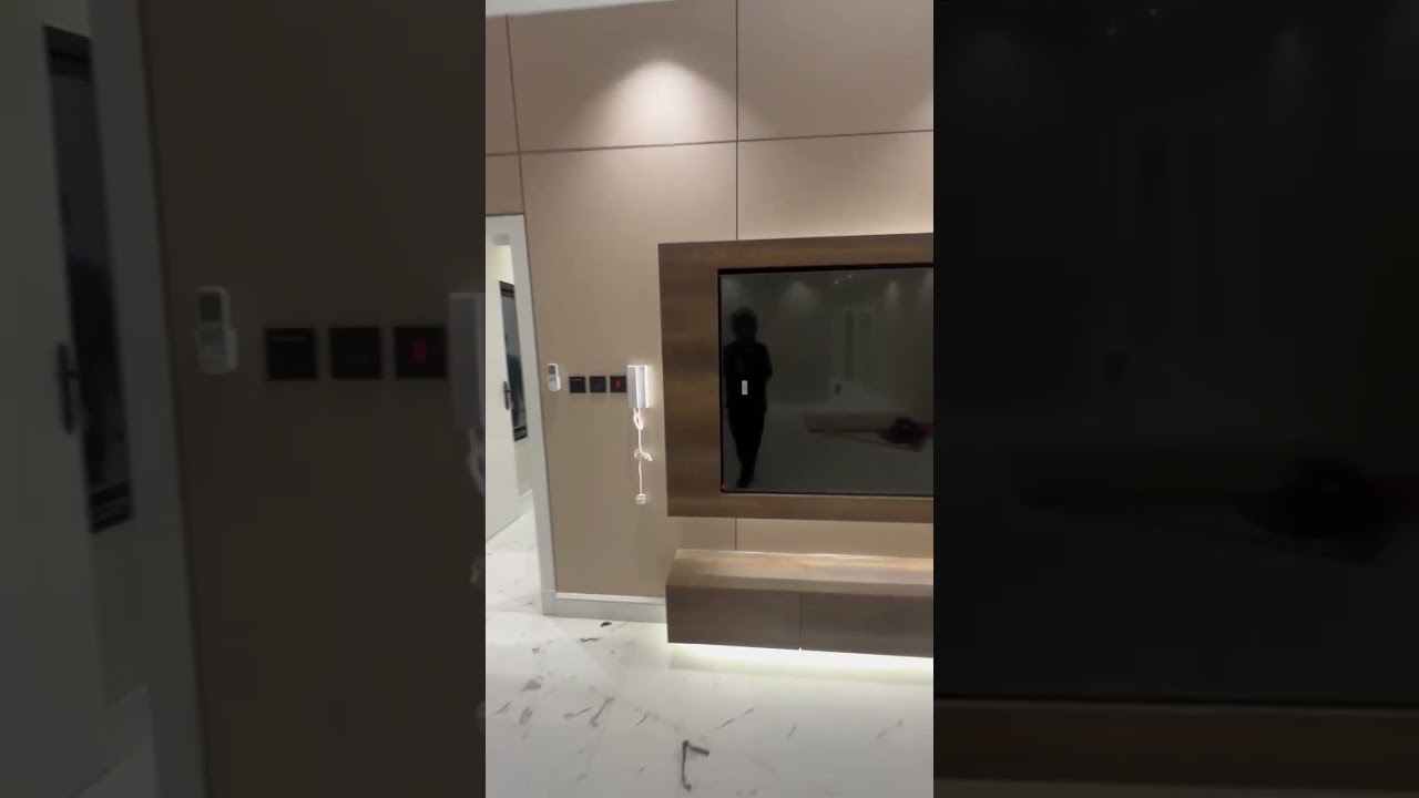 النتيجة النهائية لخلفية تلفاز ببديل الشيبورد مع إضاءة مخفية ووحدات تخزين بالدمام