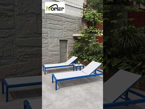 This blue aluminum lounge chairbrings you into your own world of outdoor relaxation.💙