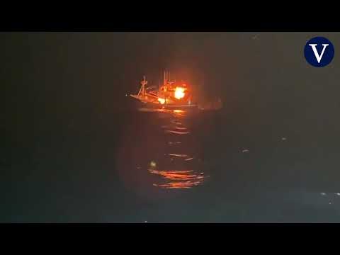 Rescatan a 11 marineros de un pesquero en llamas que faenaba a seis millas de la costa vasca