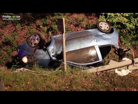 Osebno vozilo končalo v obcestnem jarku