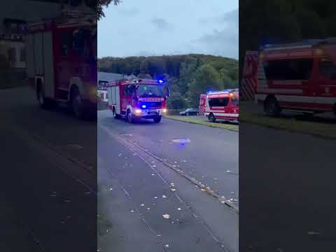 Brennt PKW im Freien 🔥#feuerwehr #einsatz #einsatzfahrt #blaulicht #alarm