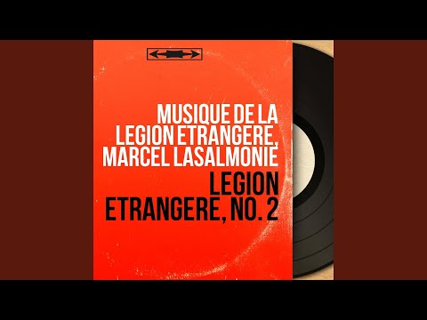 Cravate verte et képi blanc