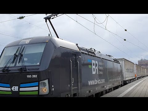 Freight train: Series 193 of the European Locomotive Leasing roars through Munich East Station
