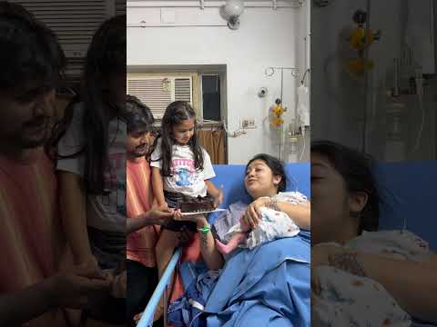 New baby, Ke Saath cake kat ho rha hai￼