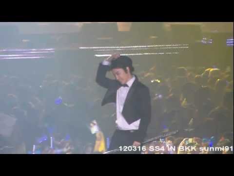 120316 팬에게 수염 떼주는 동해 pajama party