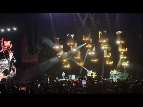 Los asistentes al Mad Cool esperan largas horas para ver al grupo 'MUSE'