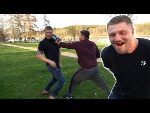 Michael SMOLIK kassiert übel von Straßenboxer - REALE Sparring Challenge auf der STREET